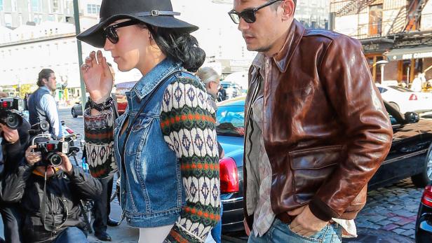 Katy Perry und John Mayer werden von Paparazzi fotografiert.