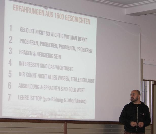 Ein Mann präsentiert eine Liste mit sieben Erfahrungen aus 1600 Geschichten.