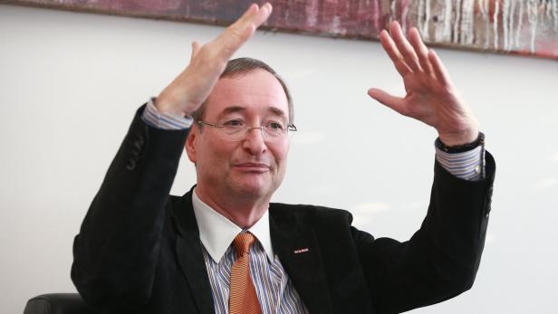 Leitl: Stimmung hat sich verbessert Ein Mann mit Brille gestikuliert mit erhobenen Händen.