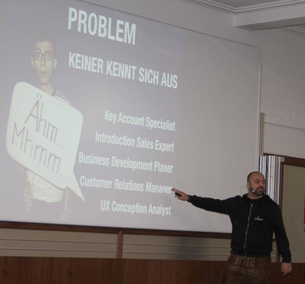 Ein Mann präsentiert eine Folie mit der Aufschrift „Problem: Keiner kennt sich aus“.