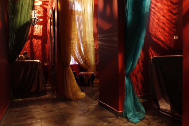 Ein Flur mit farbigen Vorhängen und gedämpftem Licht.