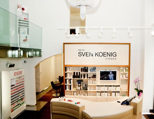 Innenansicht eines Friseursalons von Sven Koenig in Wien mit Produkten und Rezeption.