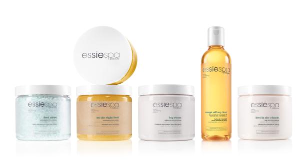 Eine Sammlung von Fußpflegeprodukten der Marke Essie Spa, darunter Fußbad, Peeling, Maske, Massageöl und Creme.