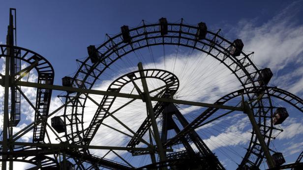 Das Wiener Riesenrad vor einem Himmel mit Wolken.
