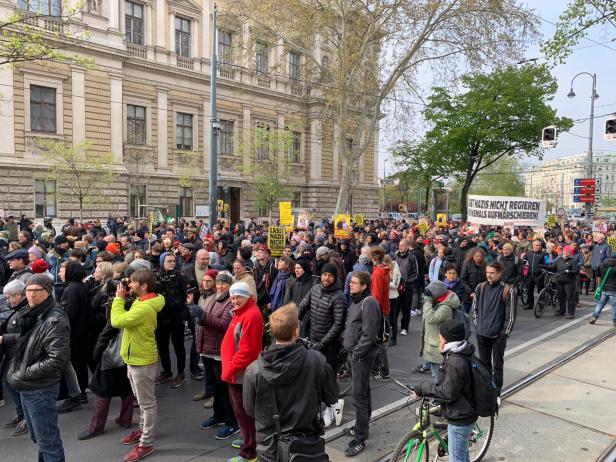 Demos in Wien: 2.000 linke Aktivisten gegen 300 Identitäre