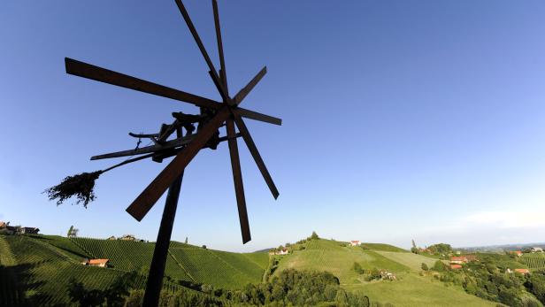 xyz Ein hölzerner Klapotetz überblickt die Weinberge der Südsteiermark.