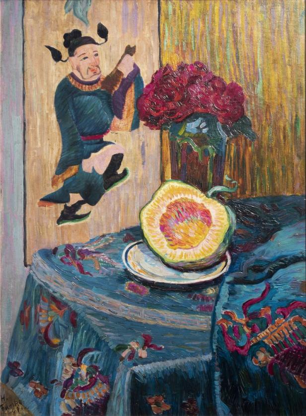 Ein Stillleben mit einer halben Melone, einem Blumenstrauß und einer chinesischen Figur im Hintergrund.