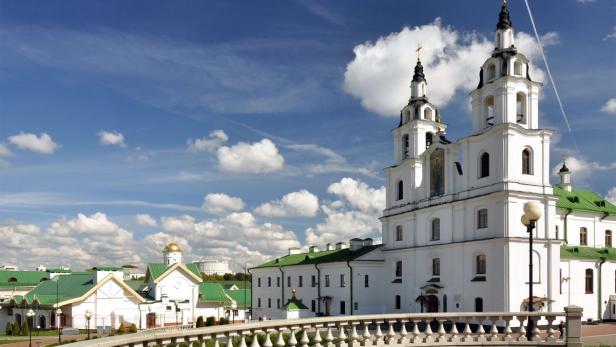 Die weiß getünchte Kathedrale des Heiligen Geistes in Minsk unter blauem Himmel.