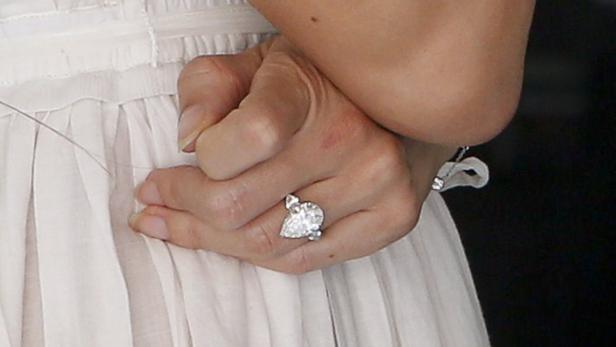 Dieser Ring kostete 356.000 Euro Nahaufnahme einer Hand mit einem großen Diamantring.