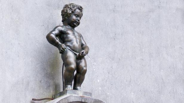 Die Bronzestatue des Manneken Pis, eines urinierenden Jungen, in Brüssel.