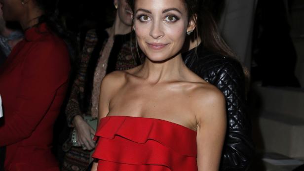 Nicole Richie in einem roten, trägerlosen Kleid.
