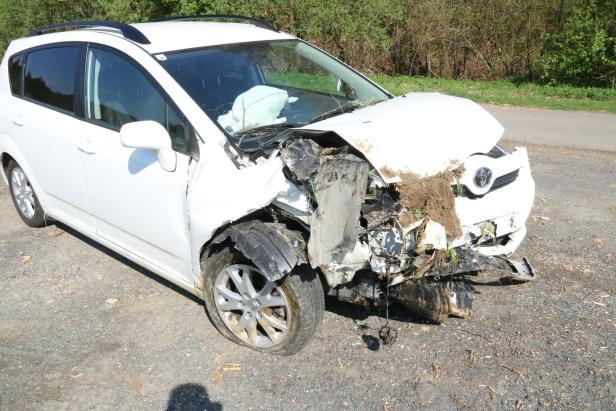 Pkw in Bach: Eingeklemmte Autofahrerin rief mit Handy Hilfe