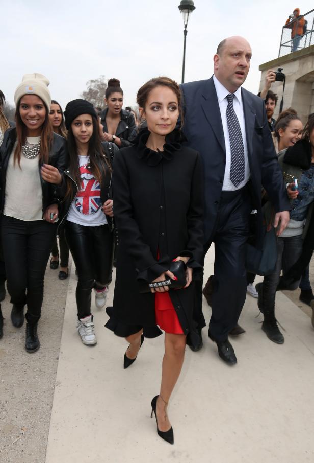 Nicole Richie mit Bodyguard und weiteren Personen bei einer Veranstaltung.