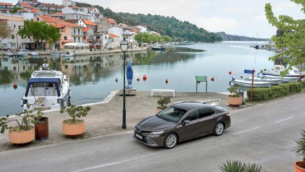 Neuer Toyota Camry: Avensis-Nachfolger mit Hybridantrieb