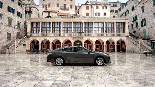 Neuer Toyota Camry: Avensis-Nachfolger mit Hybridantrieb