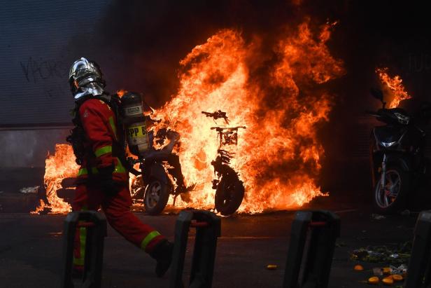 Paris brennt: 10.000 "Gelbwesten" demonstrierten