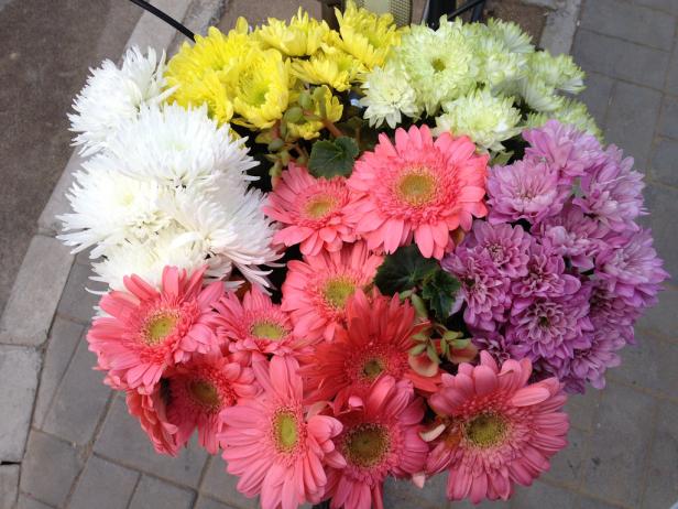 Ein bunter Blumenstrauß mit Gerbera und Chrysanthemen in verschiedenen Farben.