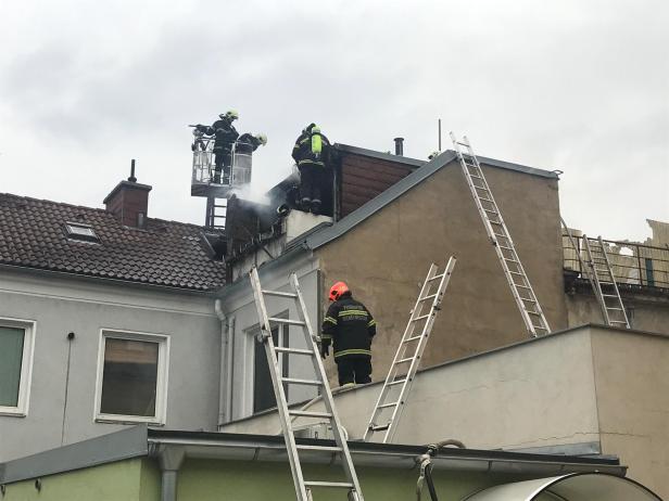 Dachstuhl fing Feuer: Wohnhausbrand in Wiener Neustadt