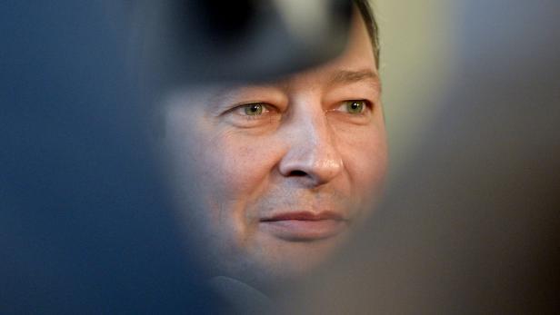 Das Porträt eines Mannes mit hellen Augen, aufgenommen aus einer ungewöhnlichen Perspektive.