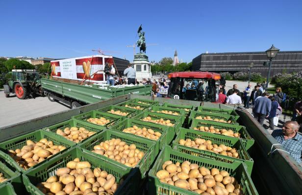 Verärgerte Erdäpfelbauern protestierten auf dem Heldenplatz