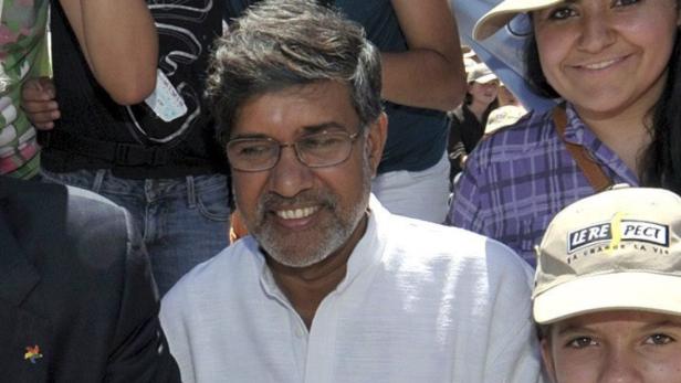 Kailash Satyarthi, indischer Kinderrechtsaktivist und Friedensnobelpreisträger, lächelt in die Kamera.