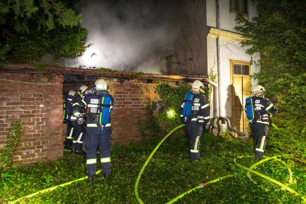 Dachstuhl brannte: Anrainer verhinderte Großbrand