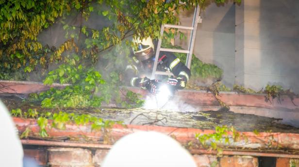 Dachstuhl brannte: Anrainer verhinderte Großbrand