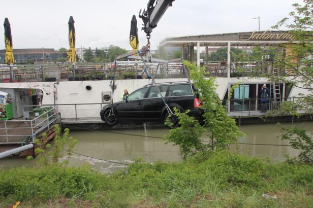 Handbremse nicht gezogen: Auto rollt in die Donau