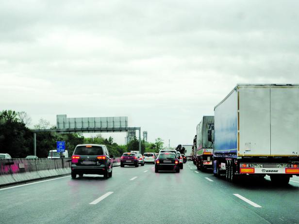S1-Sperre nach Lkw-Unfall: Zäher Verkehr auf A4