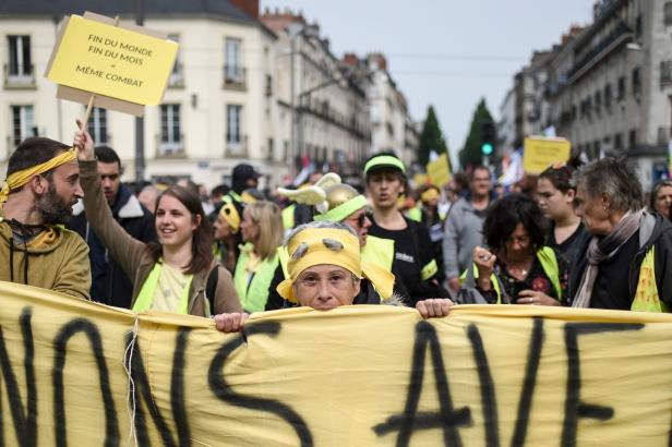 "Gelbwesten" und "Black Block" prägten den 1. Mai in Paris