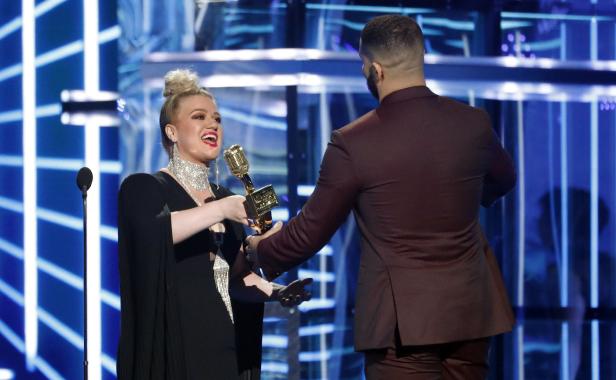 Kelly Clarkson ließ nach Billboard Awards Blinddarm entfernen