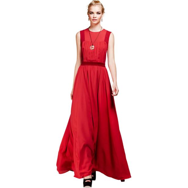 Eine Frau in einem langen, roten Kleid mit passender Halskette.