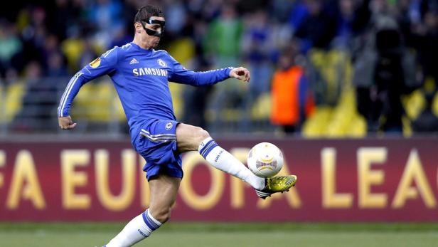 Fernando Torres schießt während eines Europa League Spiels einen Ball.
