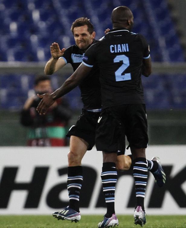 Zwei Fußballspieler von Lazio Rom feiern ein Tor.