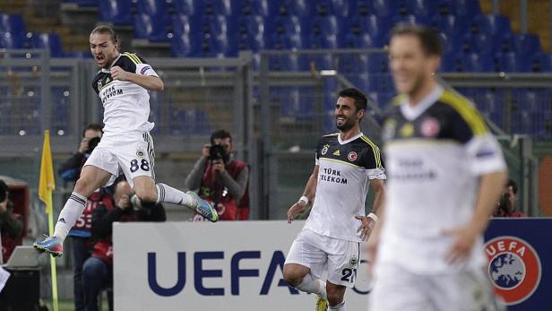 Ein Fußballspieler von Fenerbahçe feiert ein Tor.