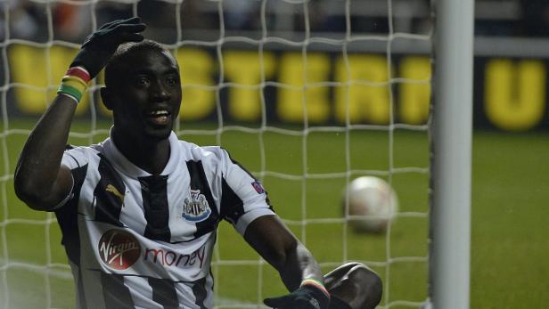Ein Fußballspieler von Newcastle United jubelt vor dem Tor.