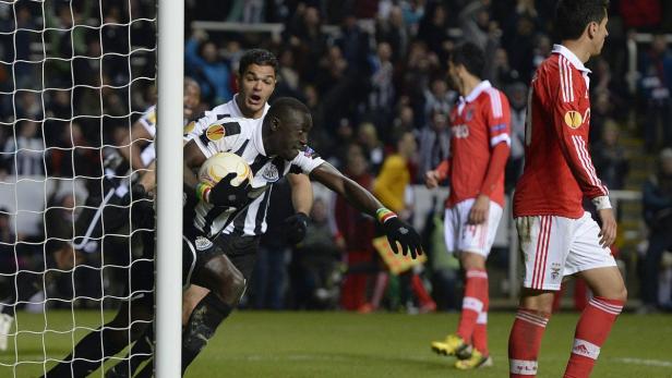 Ein Fußballspieler von Newcastle United jubelt mit dem Ball in der Hand.