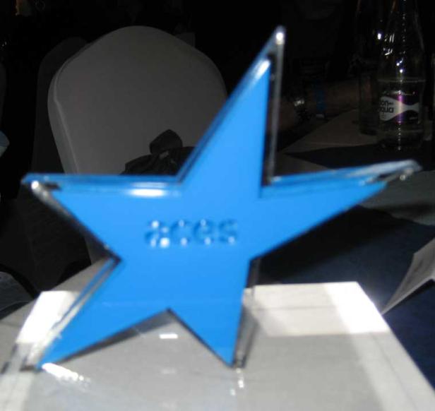 Ein blauer Stern mit der Aufschrift „ACES“ steht auf einem Tisch.