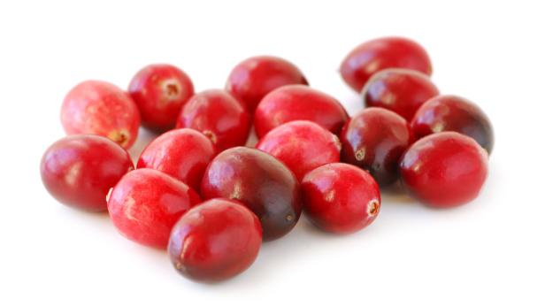 Eine Gruppe roter Cranberries liegt auf einem weißen Hintergrund.