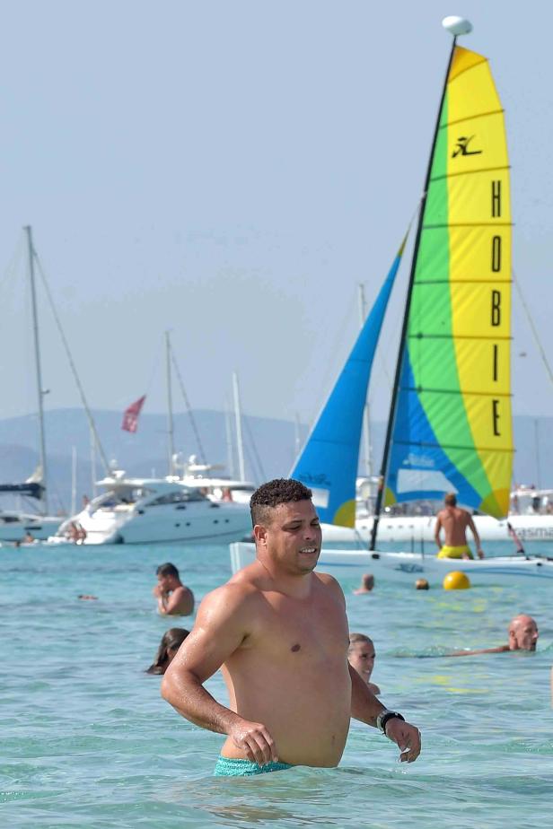 Ronaldo Nazário steht im Meer, im Hintergrund Segelboote.
