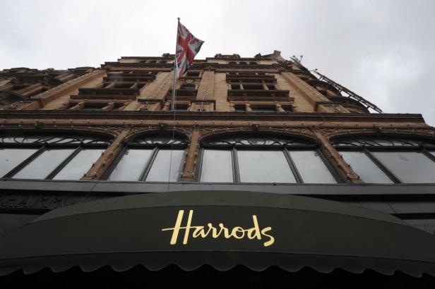 Blick von unten auf das Harrods-Gebäude mit der britischen Flagge auf dem Dach.