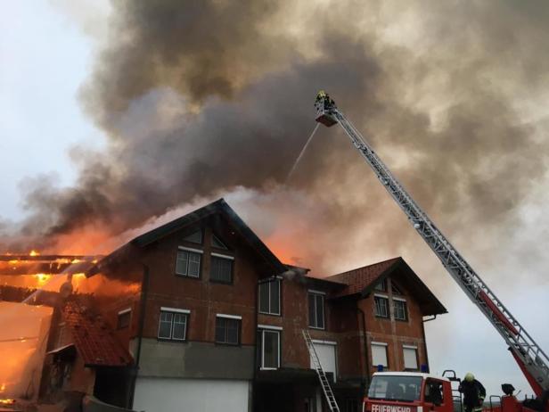 Bauernhof in Oberndorf in Flammen: Feuerwehrmann wurde verletzt