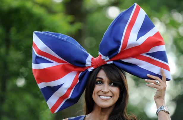 Eine Frau trägt eine übergroße Schleife mit dem Union Jack als Kopfschmuck.