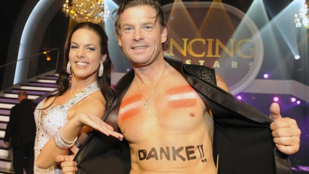 Ein Mann mit aufgemalter österreichischer Flagge und dem Wort „Danke!!“ auf dem Bauch, zusammen mit einer Frau bei „Dancing Stars“.