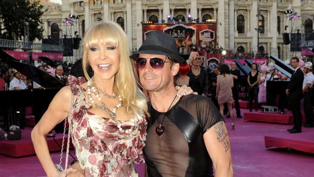 Joanna Tuczynska und ein Mann posieren auf dem roten Teppich des Life Ball in Wien.