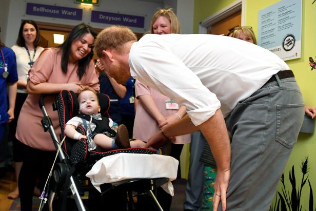 Harry besuchte ein Kinderspital und plauderte über Baby Archie