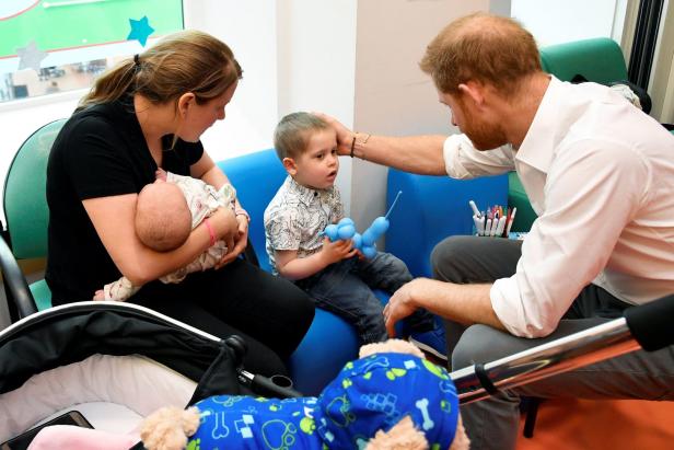 Harry besuchte ein Kinderspital und plauderte über Baby Archie