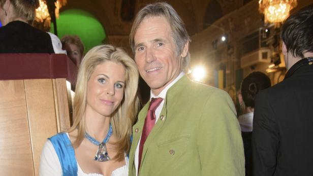 Ein Mann und eine Frau in Tracht posieren für ein Foto.