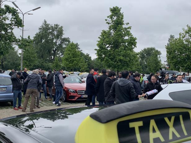 Taxler-Konvoi zog gegen Uber durch Wien