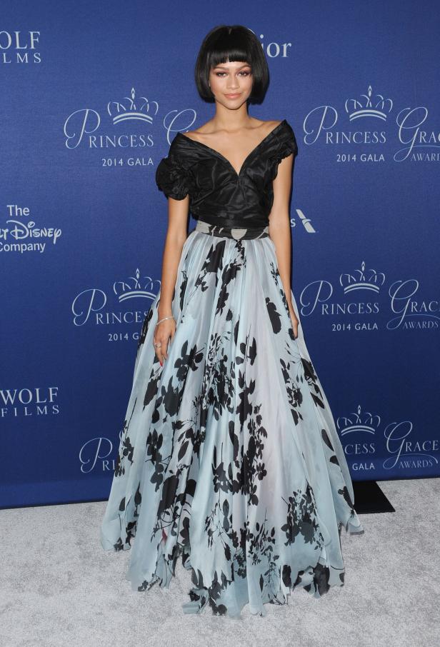 Zendaya in einer schwarzen und hellblauen floralen Robe bei der Princess Grace Gala 2014.
